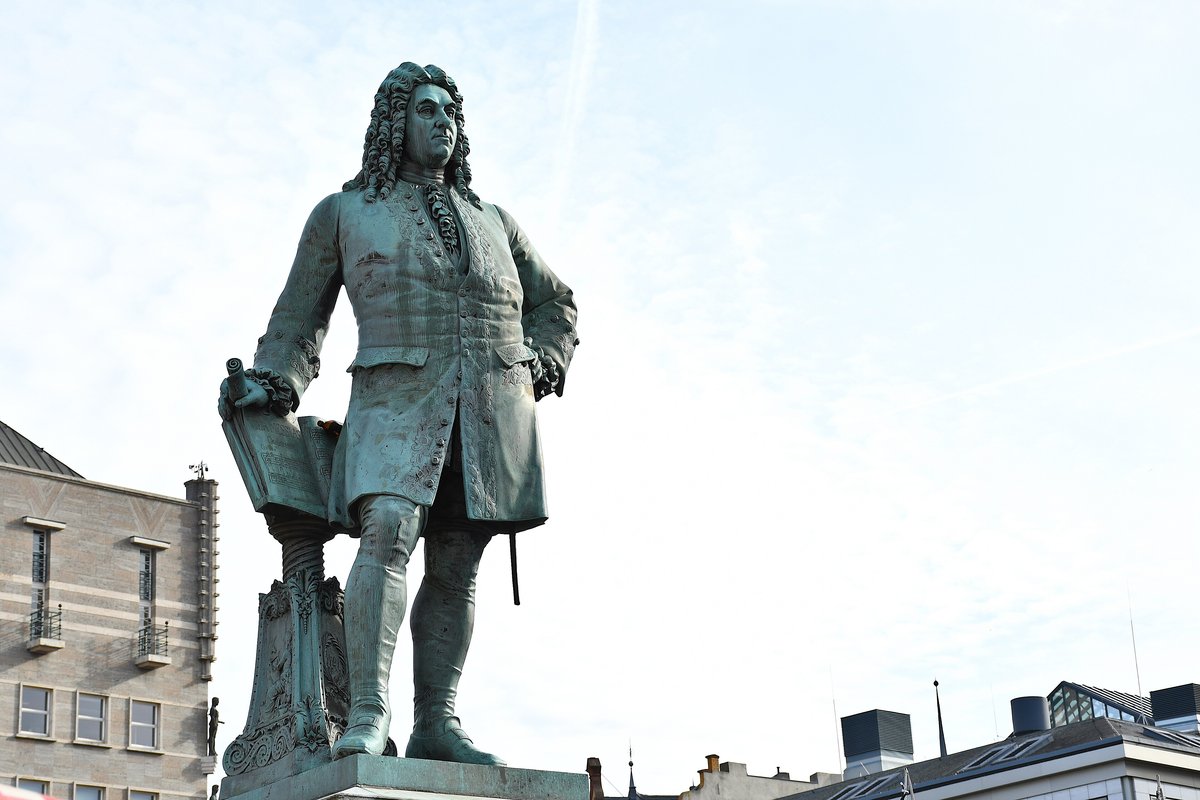 Das Händel-Denkmal auf dem Markt in Halle: Bronzestatue des Komponisten auf hohem Sockel